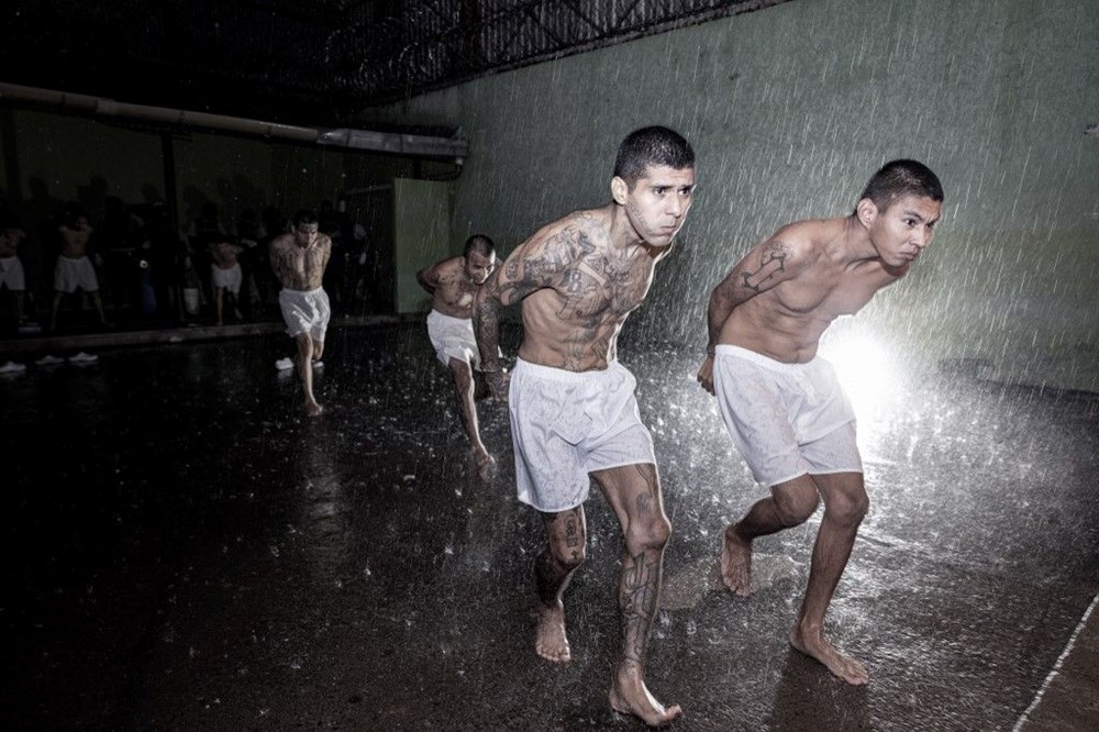 Yeryüzündeki cehennem! 2 bin mahkum acımasızca başka cezaevine nakledildi 7 Yeryüzündeki cehennem! 2 bin mahkum acımasız cezaevine nakledildi - 6