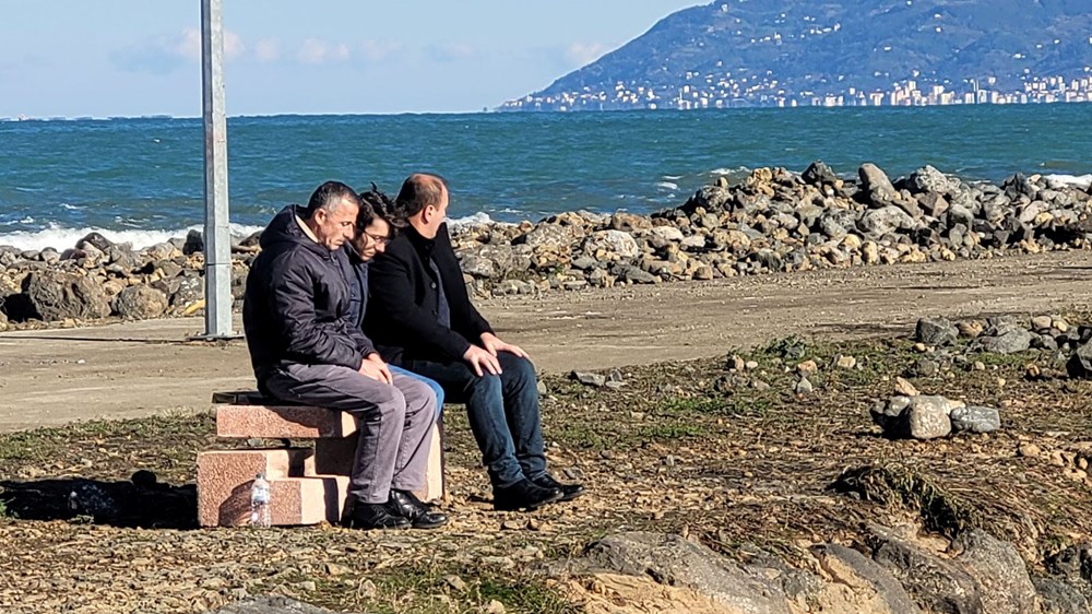 Dalgalara kapılan iki genç için denize atladı - 8