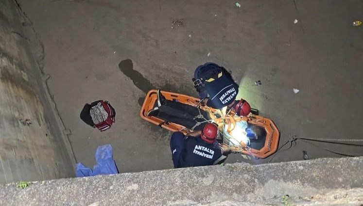 Köprüden beton zemine düşen adam yaralandı