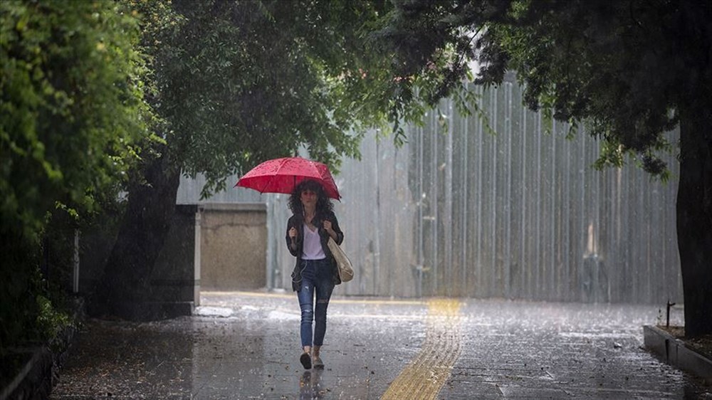 İstanbul'da kuvvetli sağanak yağış: Valilik MGM ve Akom'dan art arda uyarılar - 1