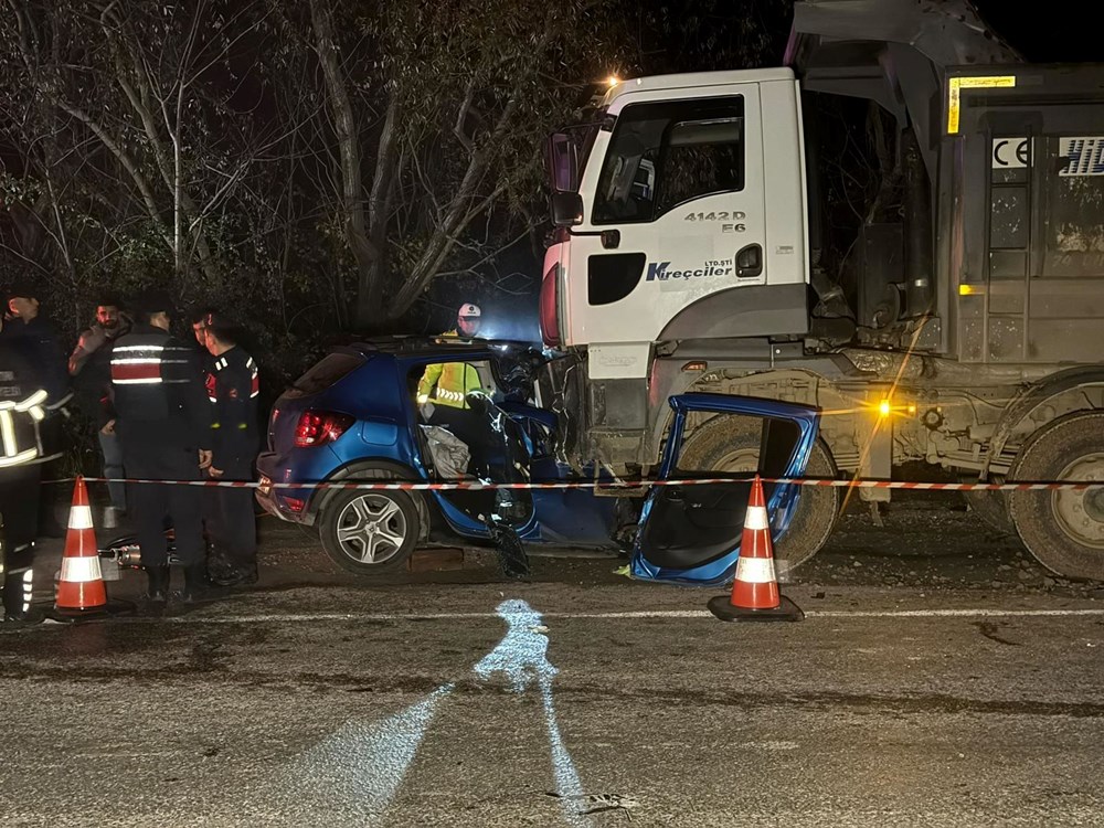 Bartın'da feci kaza: Kamyonun altına giren otomobildeki beş genç öldü - 1