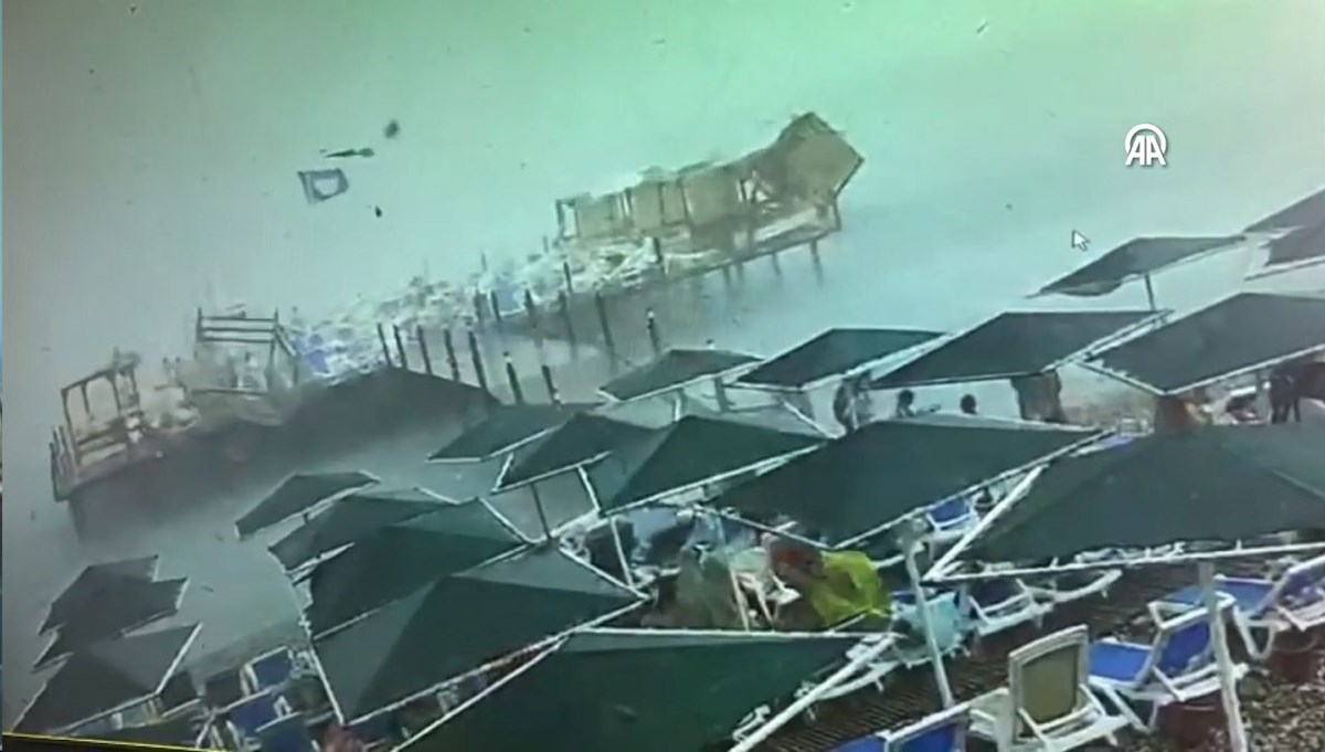Kemer’de korku dolu anlar: Hava birden patladı, tatilciler otele sığındı Kemer’de korku dolu anlar: Hava birden patladı, tatilciler otele sığındı