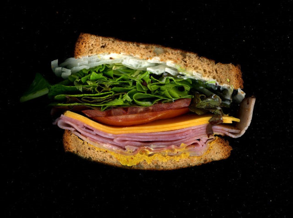 Сэндвич смотрит. Сэндвич. Сэндвич в разрезе. Сэндвич на черном фоне. Нью.йоркский сэндвич.