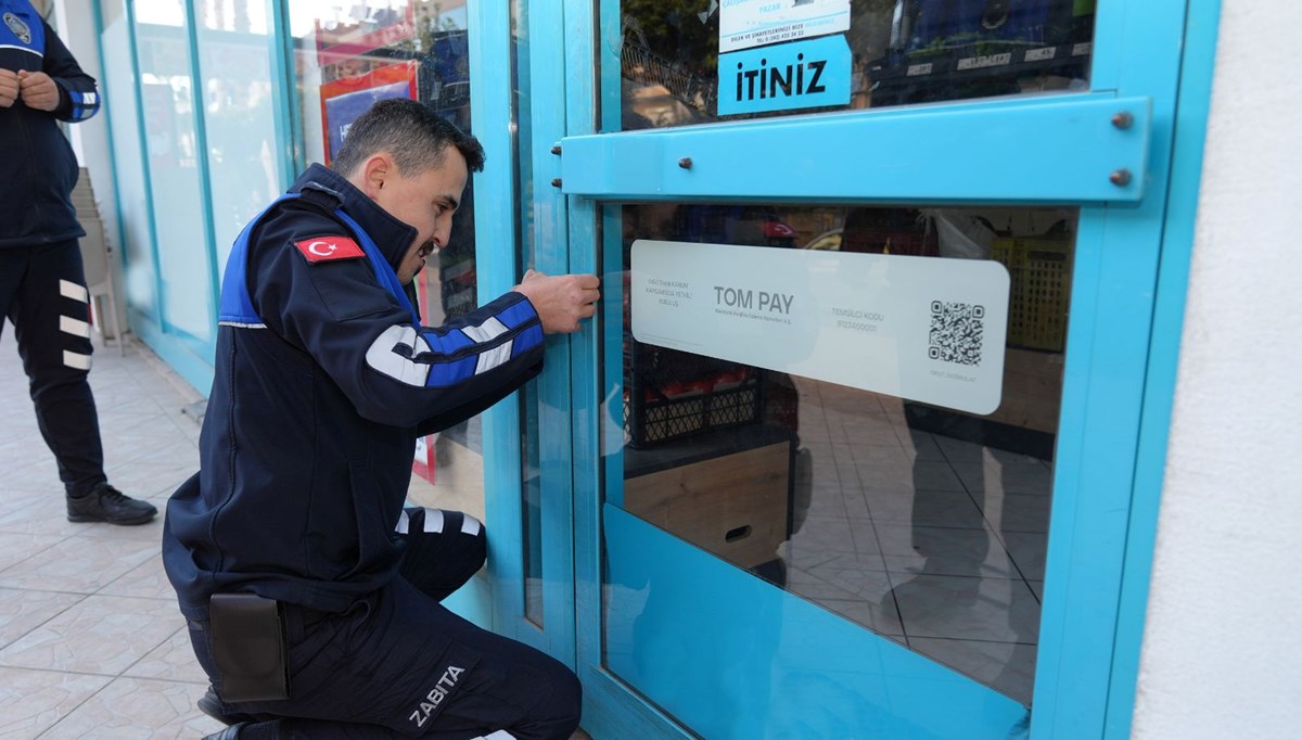 Son kullanma tarihi geçmiş ürün satan iki zincir marketin şubesine mühür Son kullanma tarihi geçmiş ürün satan iki zincir marketin şubesine mühür