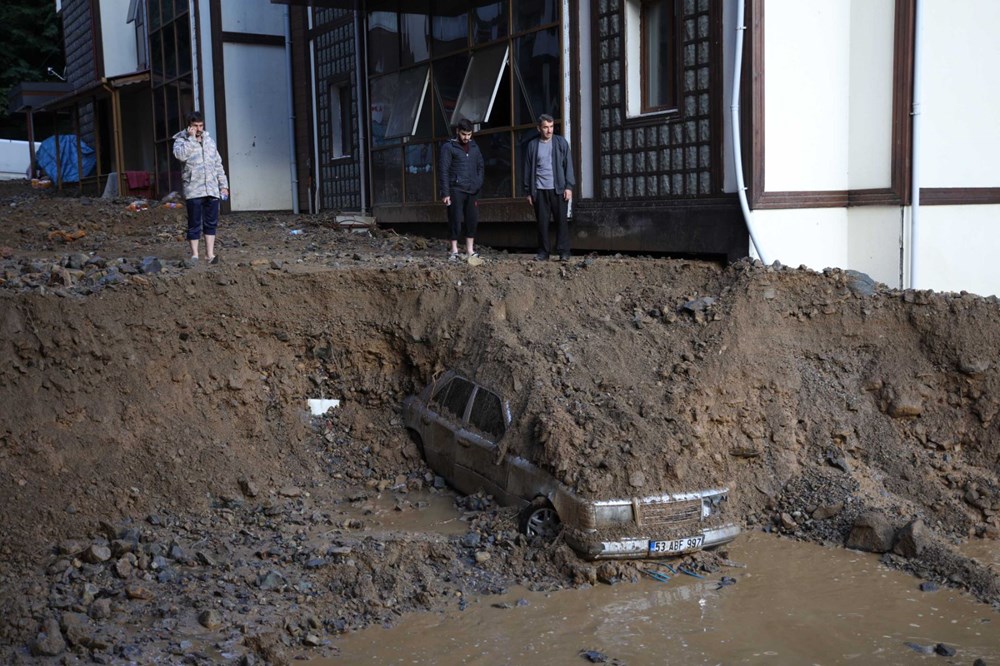 Rize’de sel ve heyelan afetinin hasarı gün ağarınca ortaya çıktı - 3