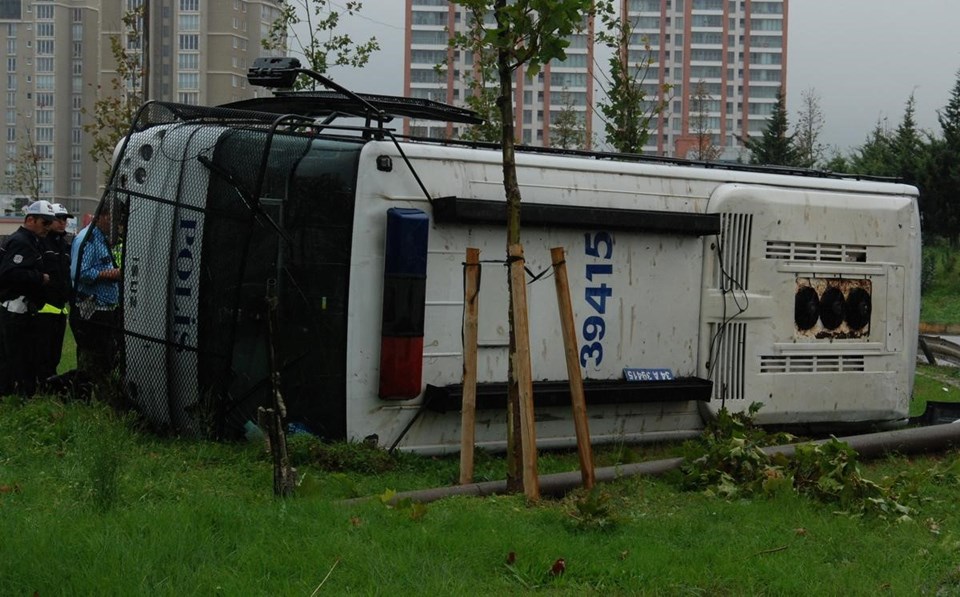 İstanbul’da çevik kuvvet otobüsü devrildi - 1