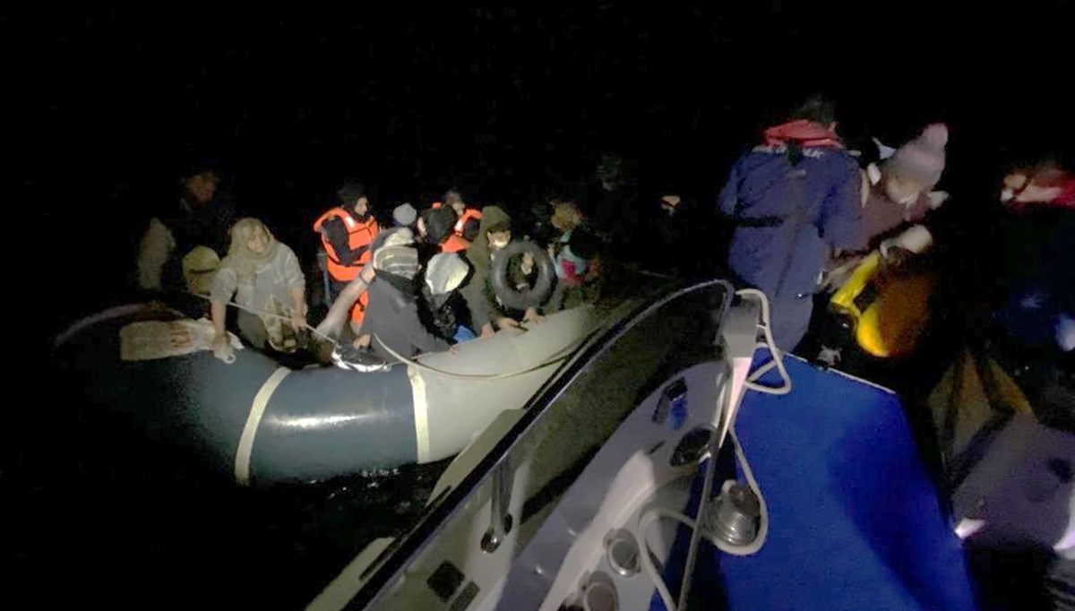 İzmir açıklarında 92 kaçak göçmen kurtarıldı