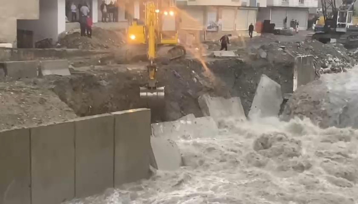 İstanbul’da sağanak yağış etkili oluyor (AKOM'dan yeni açıklama)