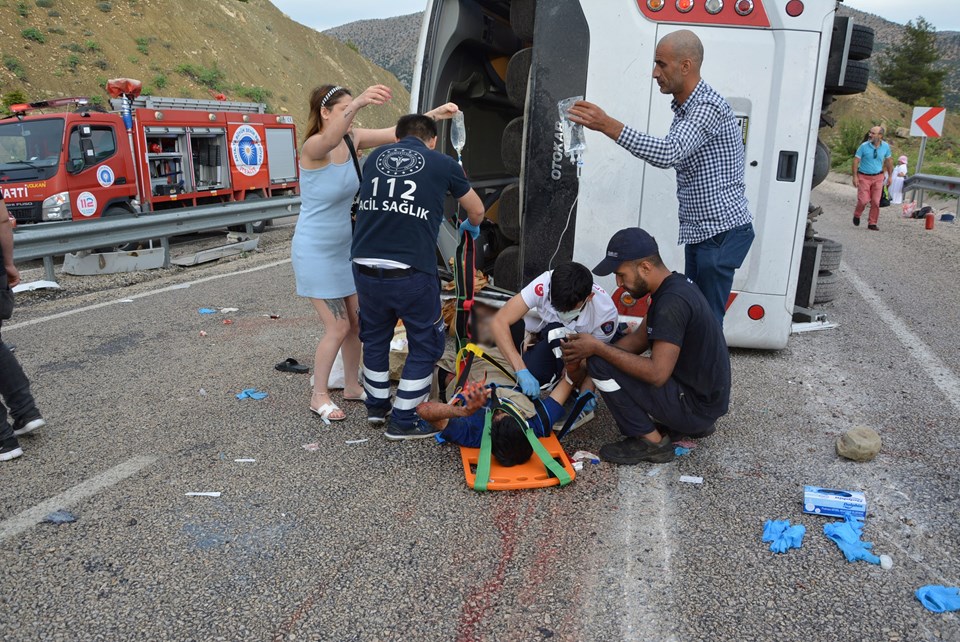 Antalya'da tur midibüsü devrildi: 1 ölü, 23 yaralı - 2