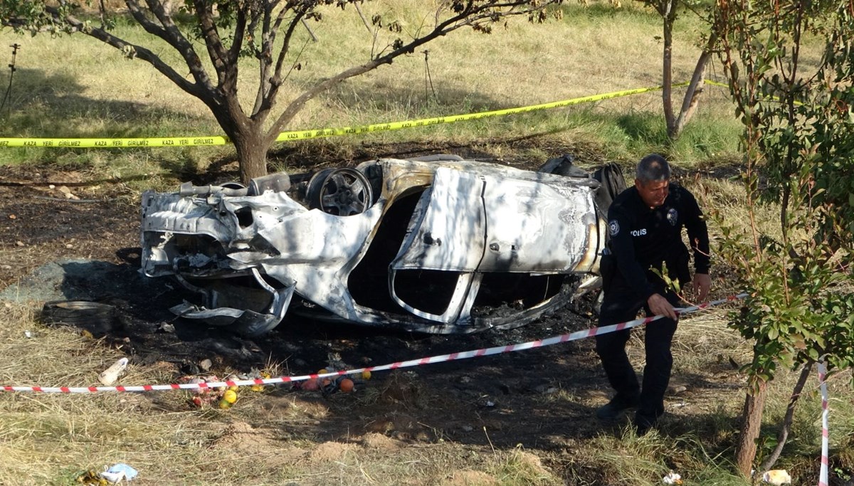 Malatya'da otomobil devrilip alev aldı; Malatya'da otomobil devrilip alev aldı;