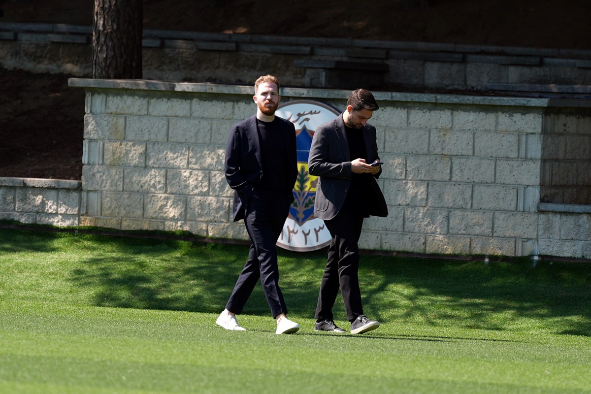Fenerbahçe Futbol Direktörü Devin Özek, sarı-lacivertli takımın antrenmanını saha içinden takip etti.