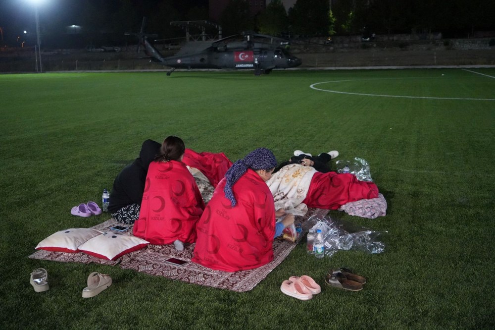 Deprem sonrası parklarda bahçelerde sabahladılar - 2