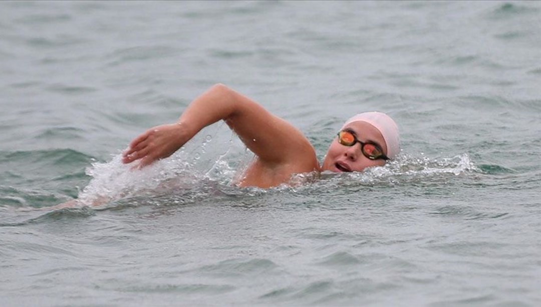 Ultra maraton yüzücüsü Bengisu Avcı, Molokai Kanalı geçişini tamamlayamadı