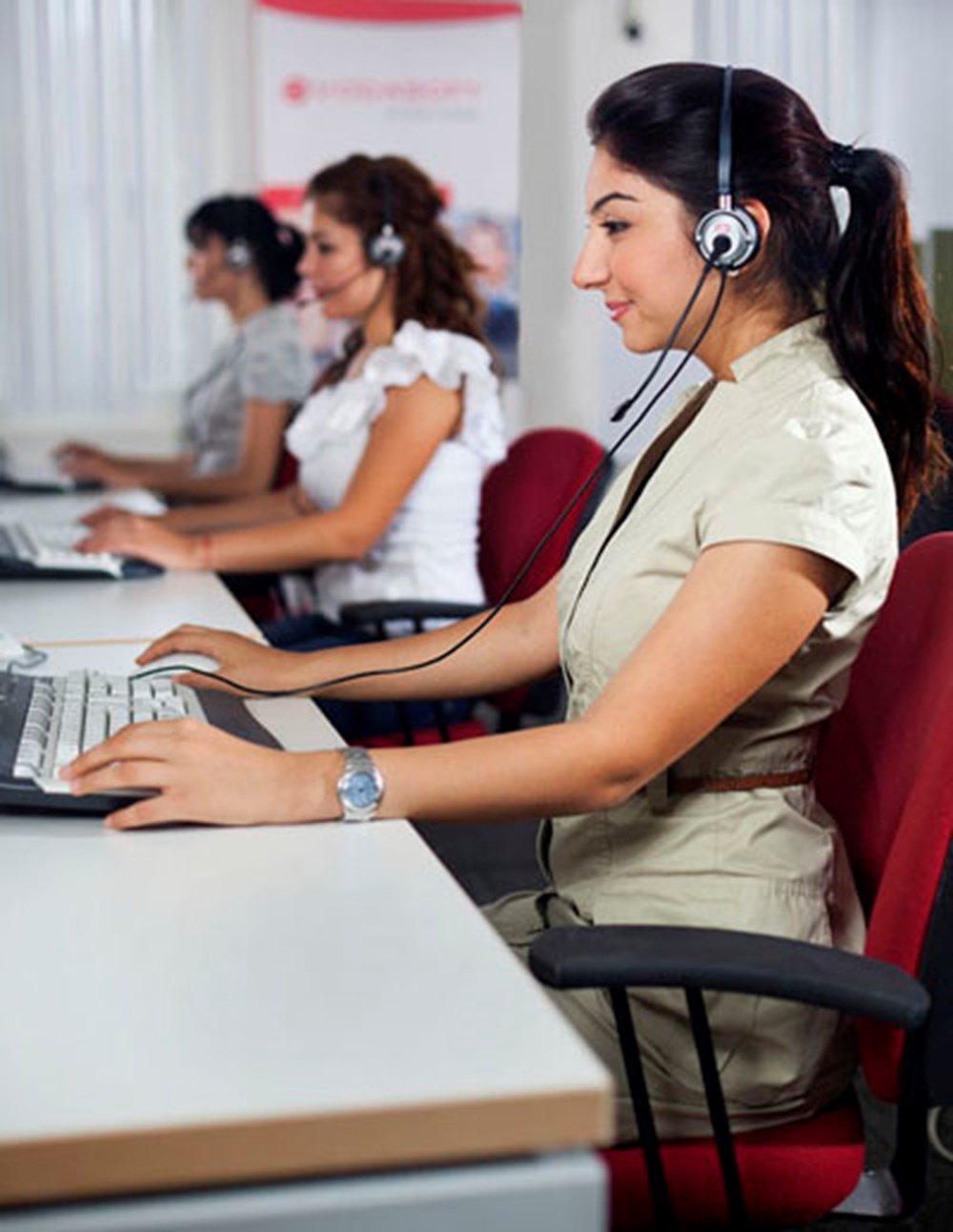 Оператор колл центра. Мужчина call центр. Центр по работе с абонентами. Тренинги для колл центра. Центр по работе с абонентами.