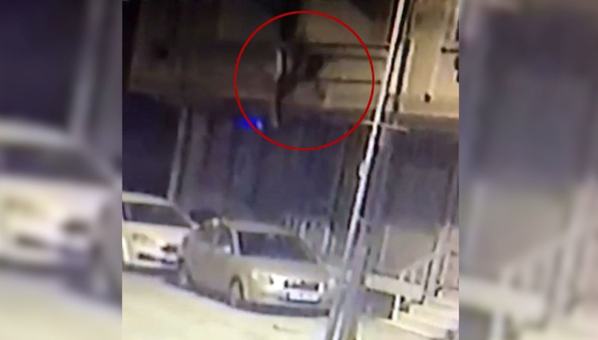 Balkondan park halindeki aracın üzerine düştü