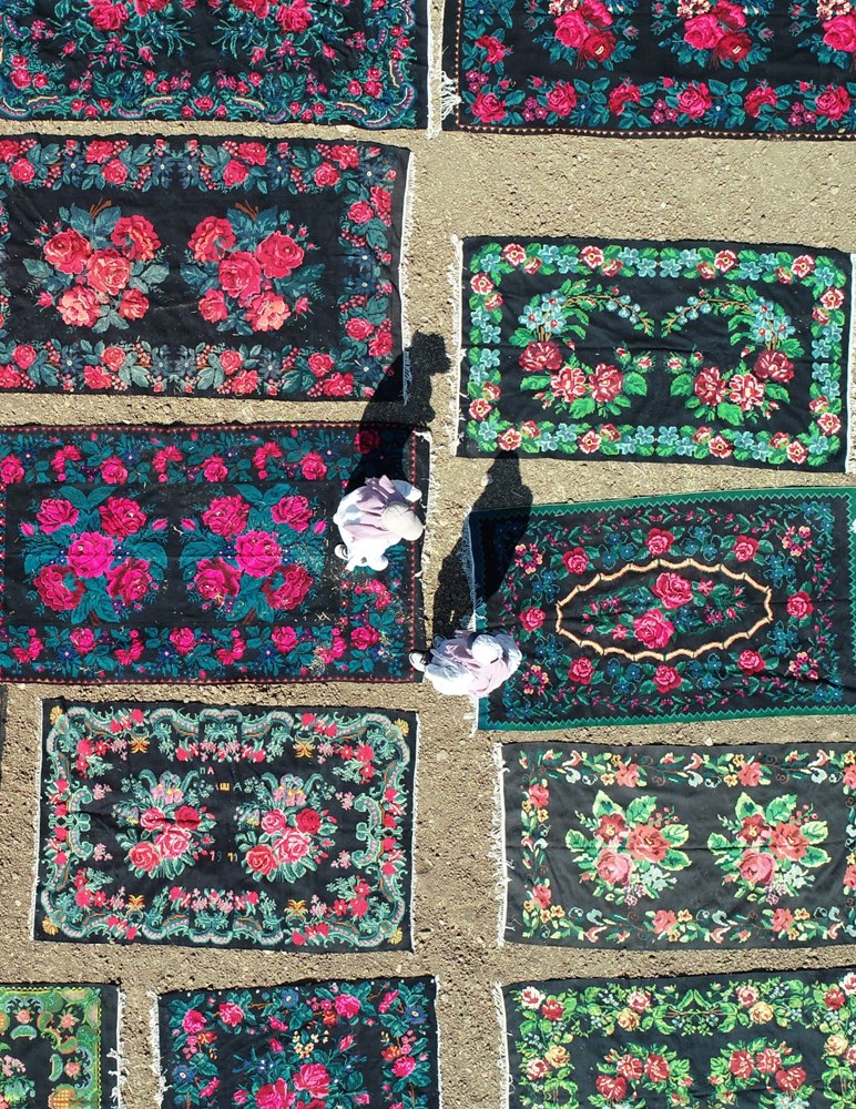 <p>Halılar daha sonra güneş altında mikroplarından arınması ve renginin pastele dönüşmesi için tarlalara seriliyor. Ekin hasadı için tarlalarda günlerce alın teri döken işçiler, aynı tarlalarda bu kez halı mesaisi yapıyor.</p>