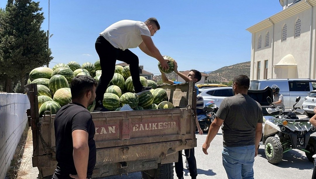 Tonlarca karpuzu satın alarak ücretsiz dağıttı