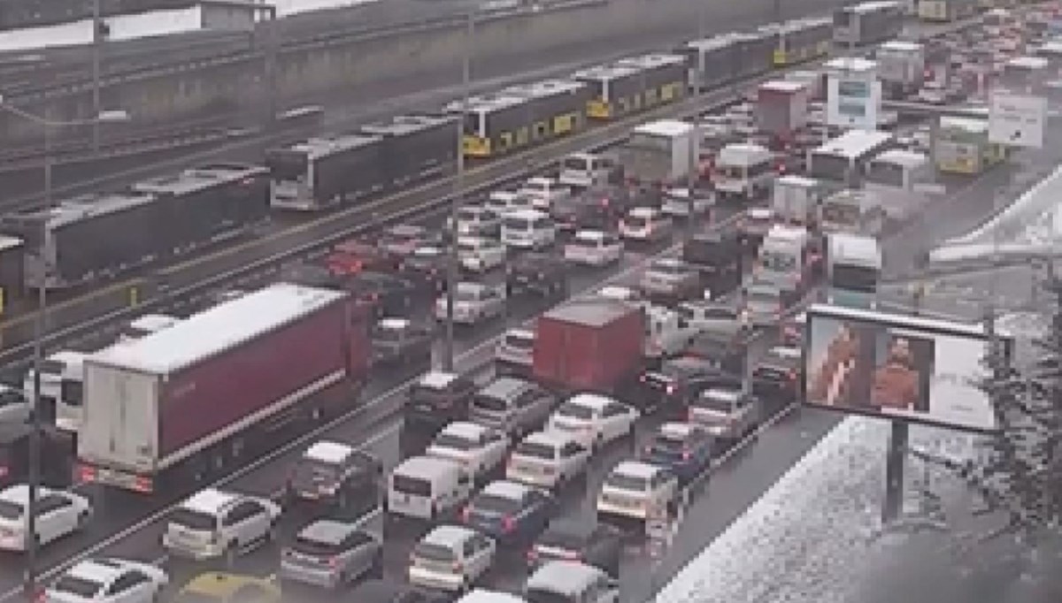 SON DAKİKA HABERİ: İstanbul Haramidere'de E-5'te yoğun kar nedeniyle trafik durdu