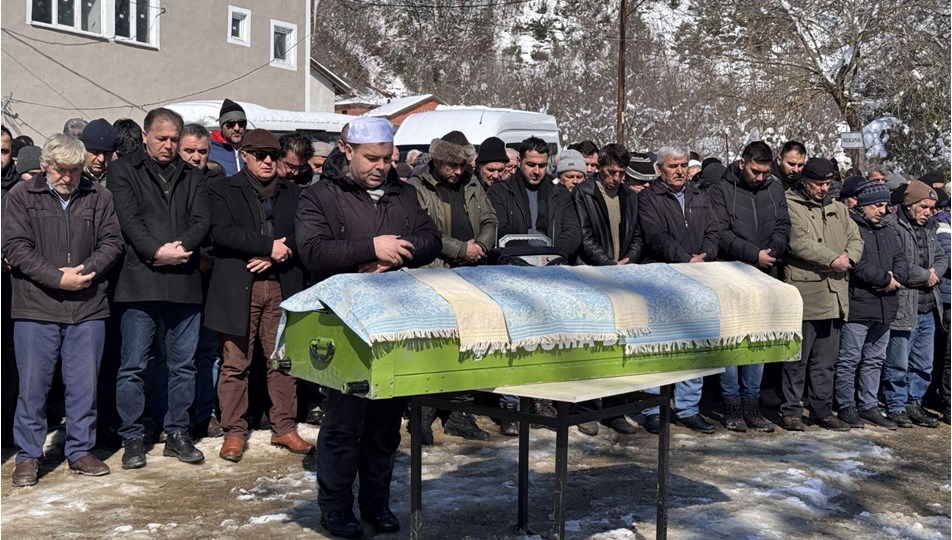 Kar temizlerken kalp krizi geçirdi: Hayatını kaybeden öğretmen defnedildi