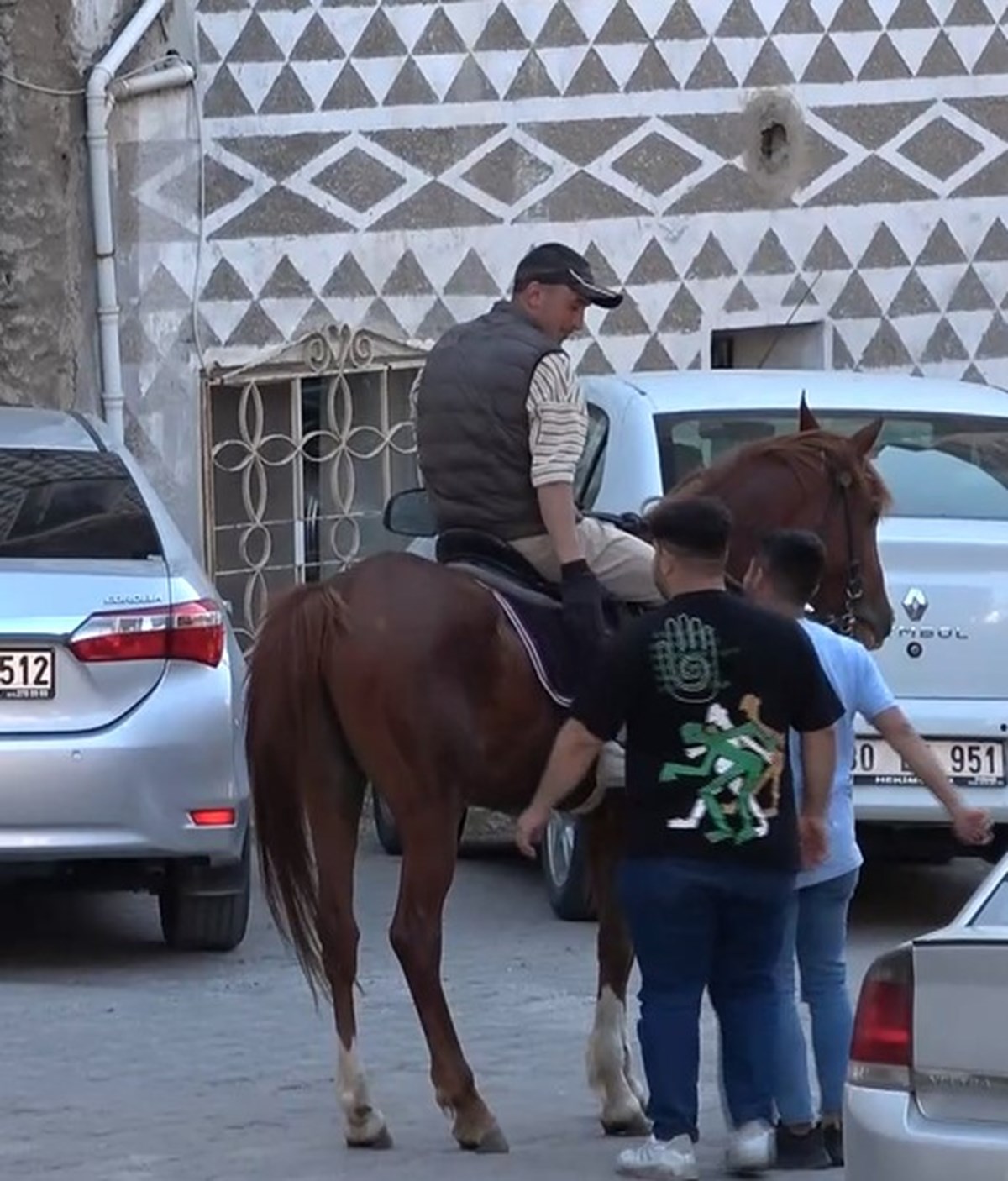 Şehrin ortasında atla gezintiye çıktı, vatandaşların ilgi odağı oldu