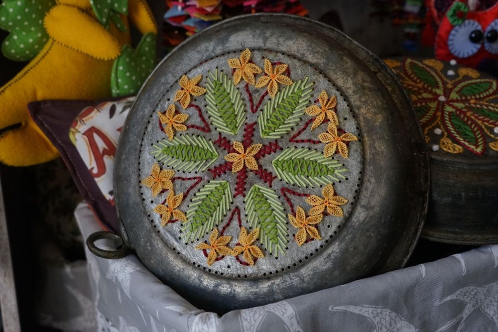 Eski bakır süzgeçleri motiflerle işleyip sanat eserine dönüştürüyor - 5