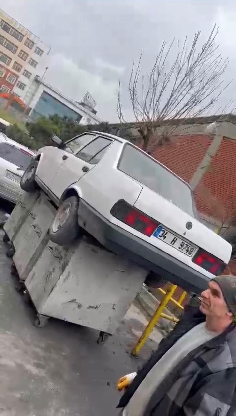 İstanbul'da arabayı çöpe attılar - 1