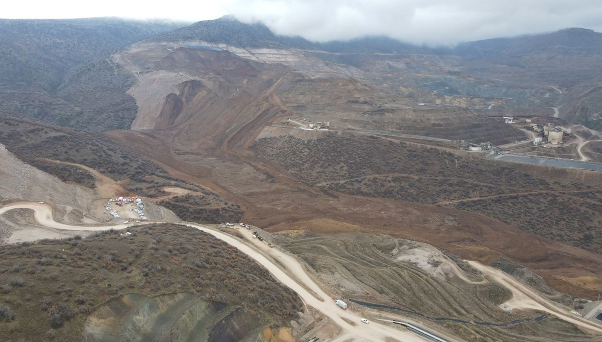 Erzincan İliç’te altın madeni faciası | Enerji Bakanı: Heyelan alanında 400 bin kamyonluk toprak kütlesi var Erzincan İliç’te altın madeni faciası | Enerji Bakanı: Heyelan alanında 400 bin kamyonluk toprak kütlesi var