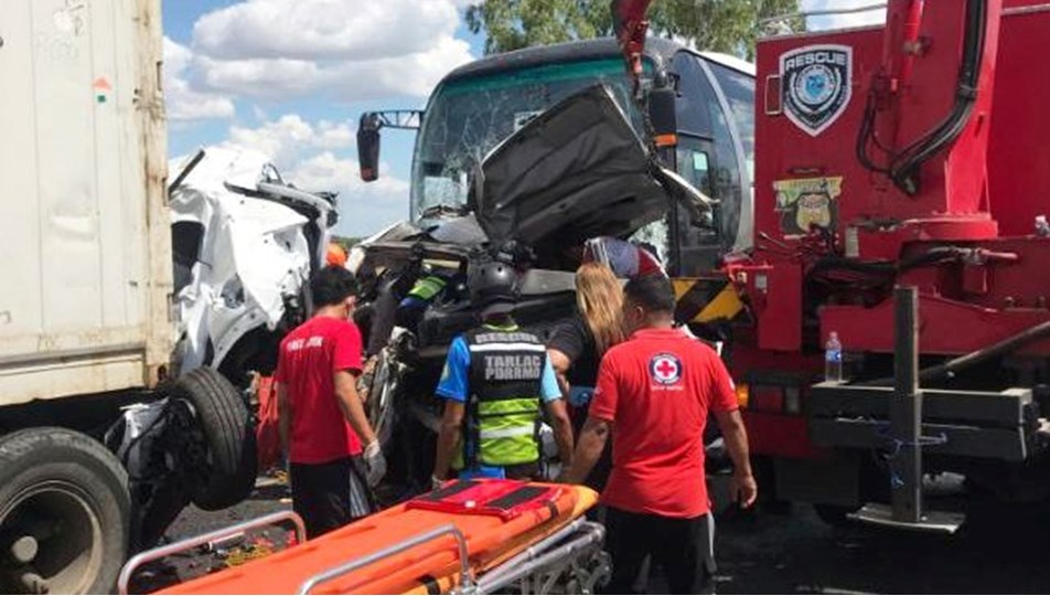 Filipinler'de yolcu otobüsü gişedeki araçlara çarptı: 12 ölü