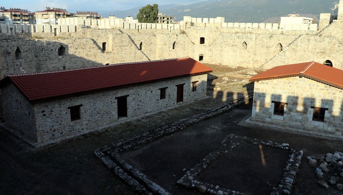 Tarihi Payas Kalesi ziyarete açılıyor Tarihi Payas Kalesi ziyarete açılıyor