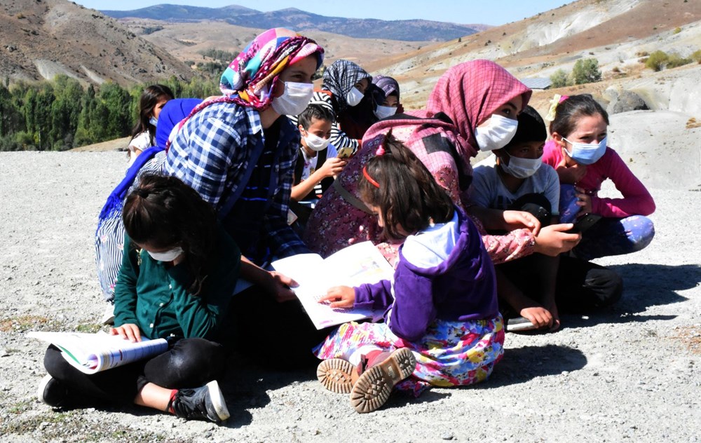 Köydeki öğrenciler ders için tepeye çıkıyor - 4