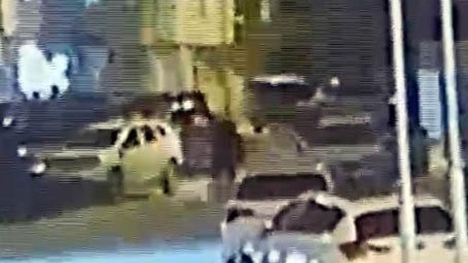 Otomobil kapısı silah sayıldı! Eşinin sevgilisi sandı, arabanın kapısıyla saldırdı - 2