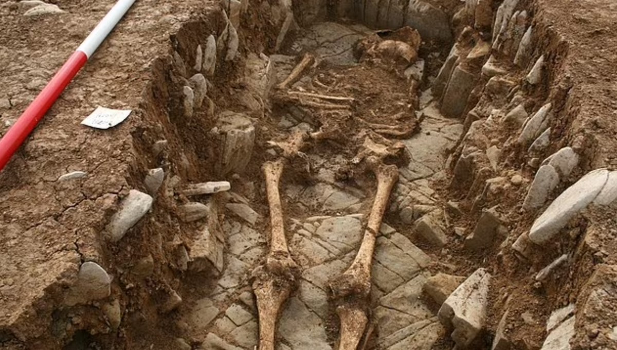 İngiltere'de tuhaf pozisyonlarda gömülmüş İngiltere'de tuhaf pozisyonlarda gömülmüş