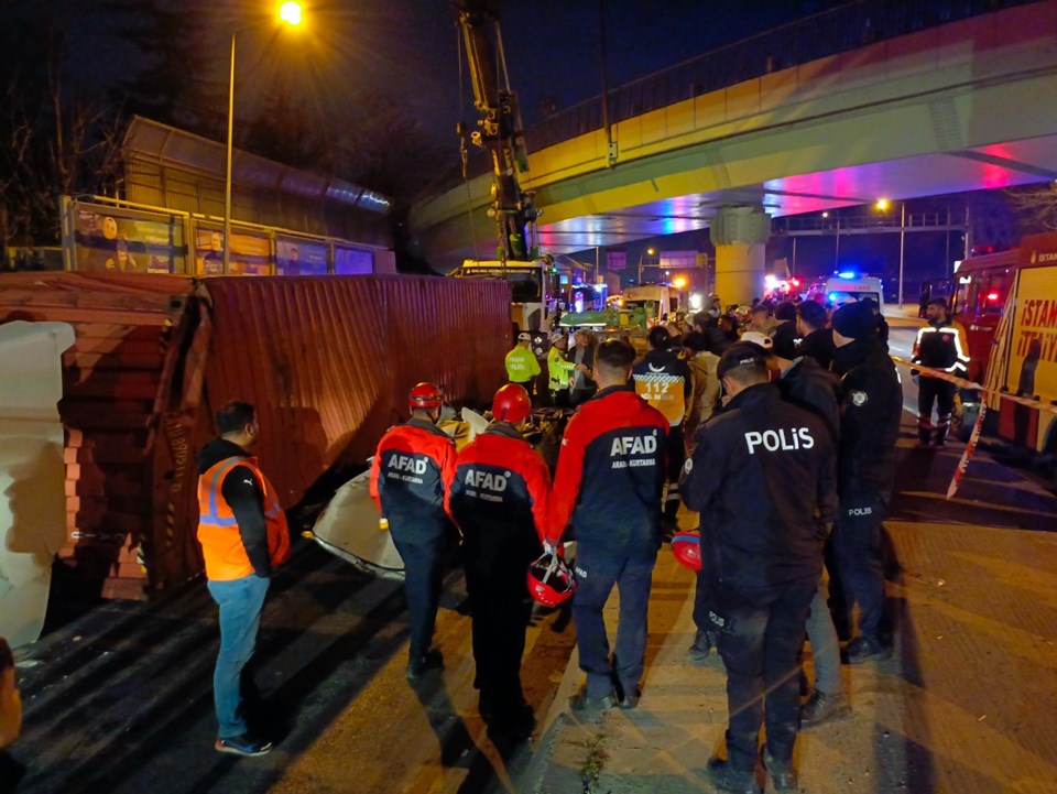 Bakırköy'de feci kaza! TIR, otomobilin üzerine devrildi: 4 kişi hayatını kaybetti - 1