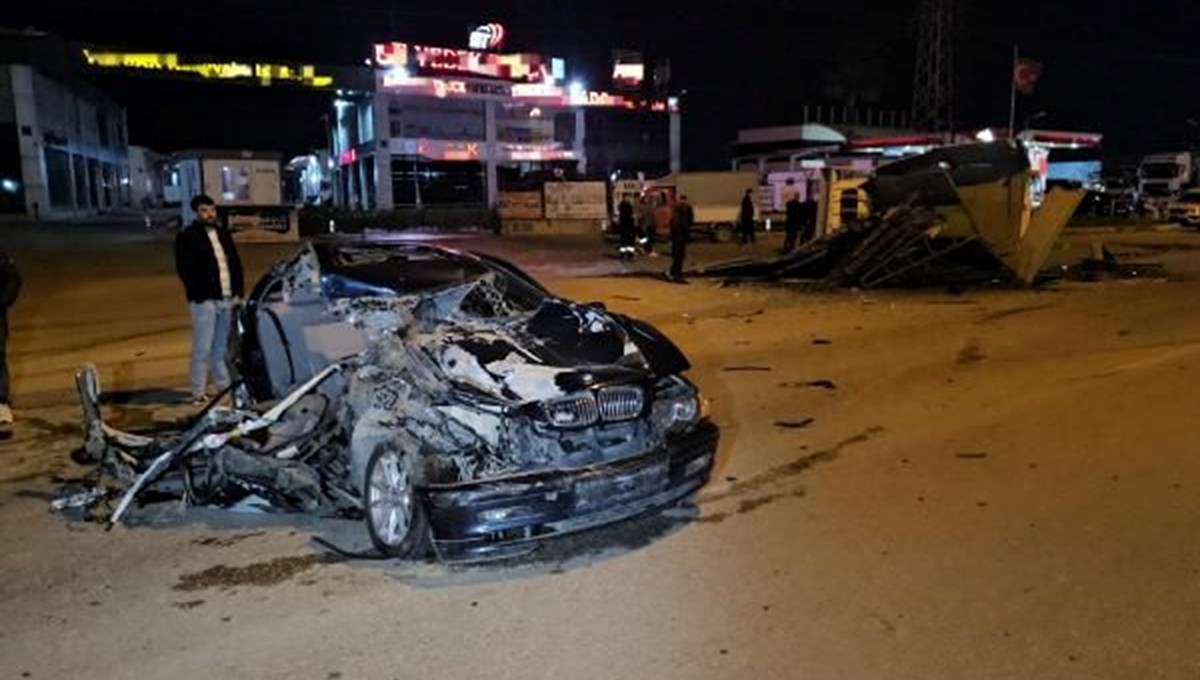 Adana'da otomobil ile kamyonet çarpıştı: 1 ölü, 3 yaralı