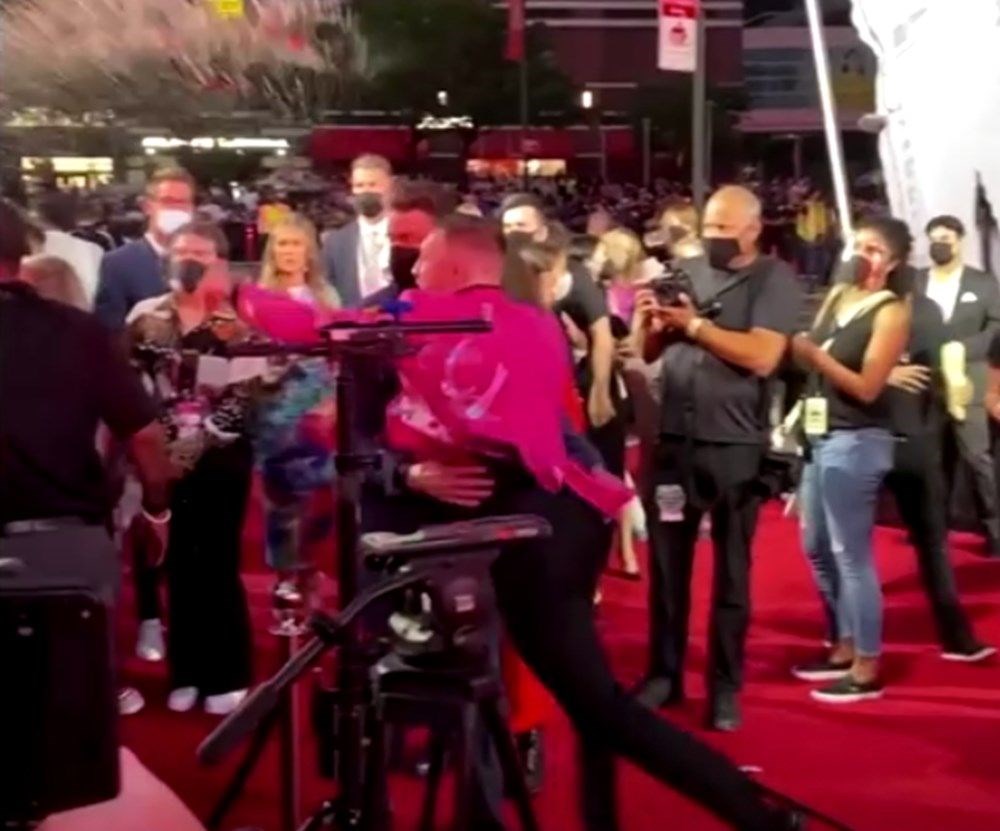 İrlandalı boksör Conor McGregor arkadaşını dövdü - 6