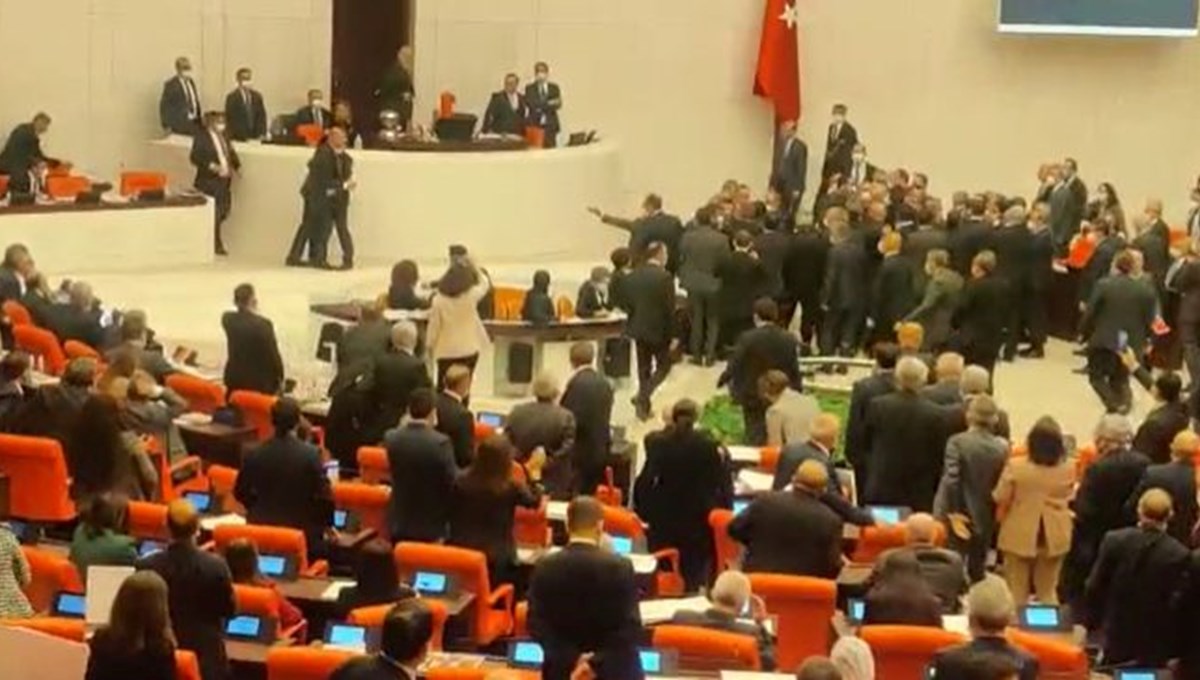 Meclis'te yine kavga çıktı
