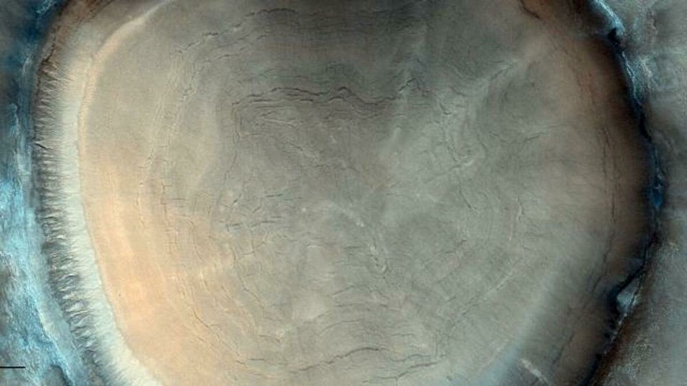 Mars'ta su var mı? Avrupa Uzay Ajansı'ndan çarpıcı krater fotoğrafı - 1