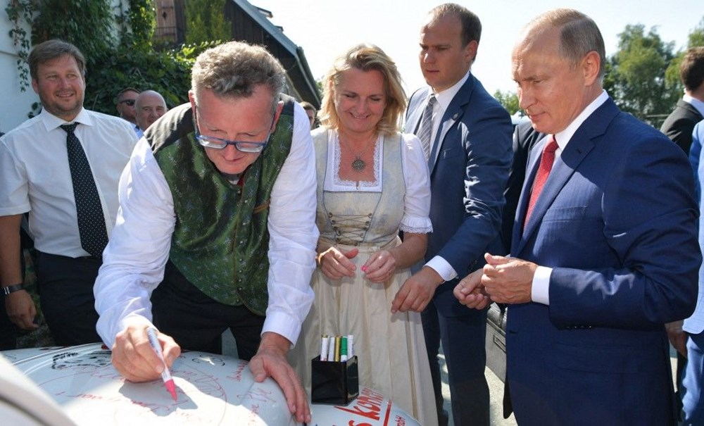 Putin ile dans eden Avusturyalı eski bakan, Rus petrol devinde yönetim kurulu üyesi oldu - 4