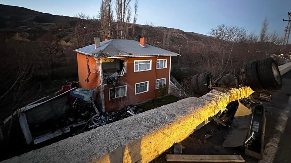 Sivas'ta iki katlı evin üzerine TIR uçtu - 1