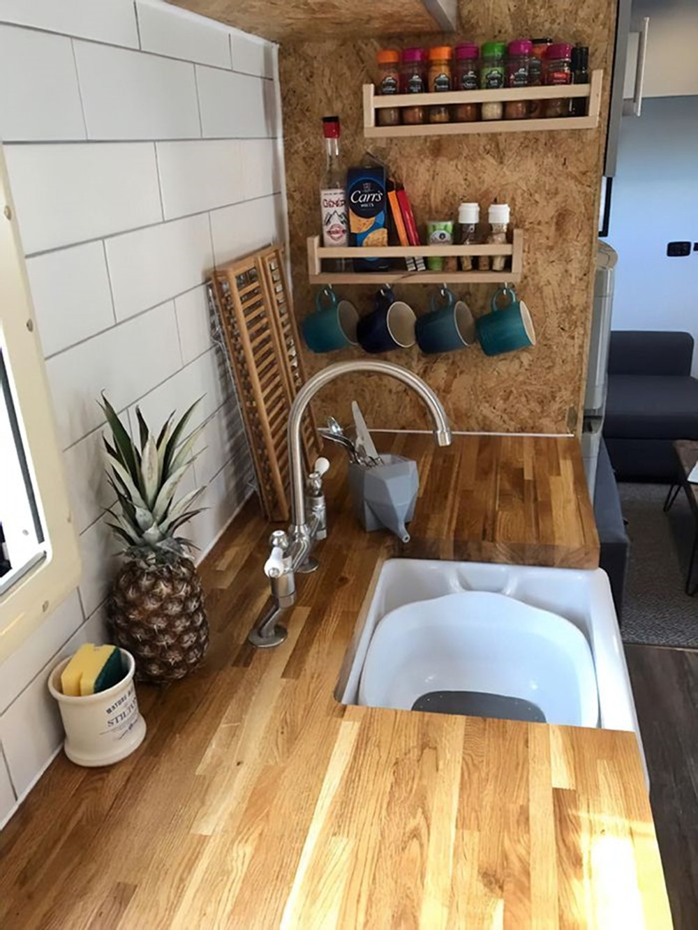 Her gittikleri yerde konaklama ücreti ödemekten bıkınca kendi taşınabilir evlerini yaptılar - 10