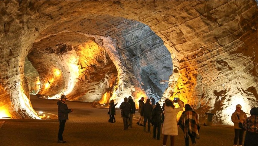Iğdır'ın Tuz Mağaraları'na yoğun ilgi