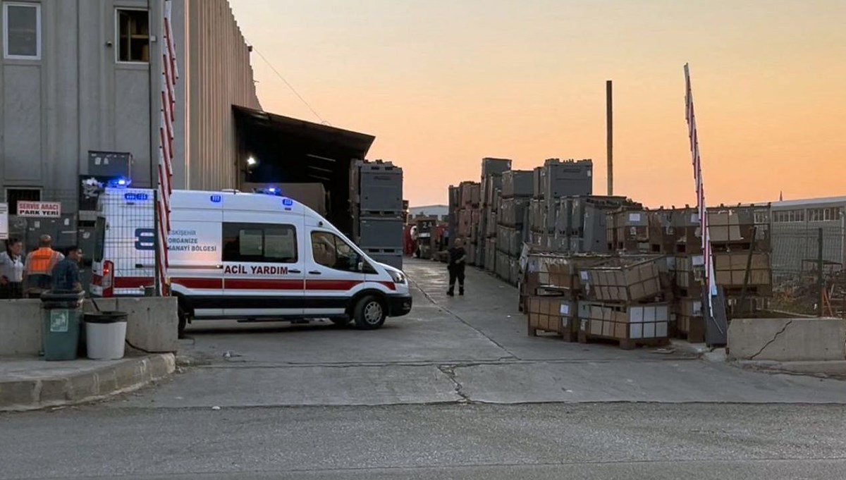 Fabrikadaki makineye sıkıştı