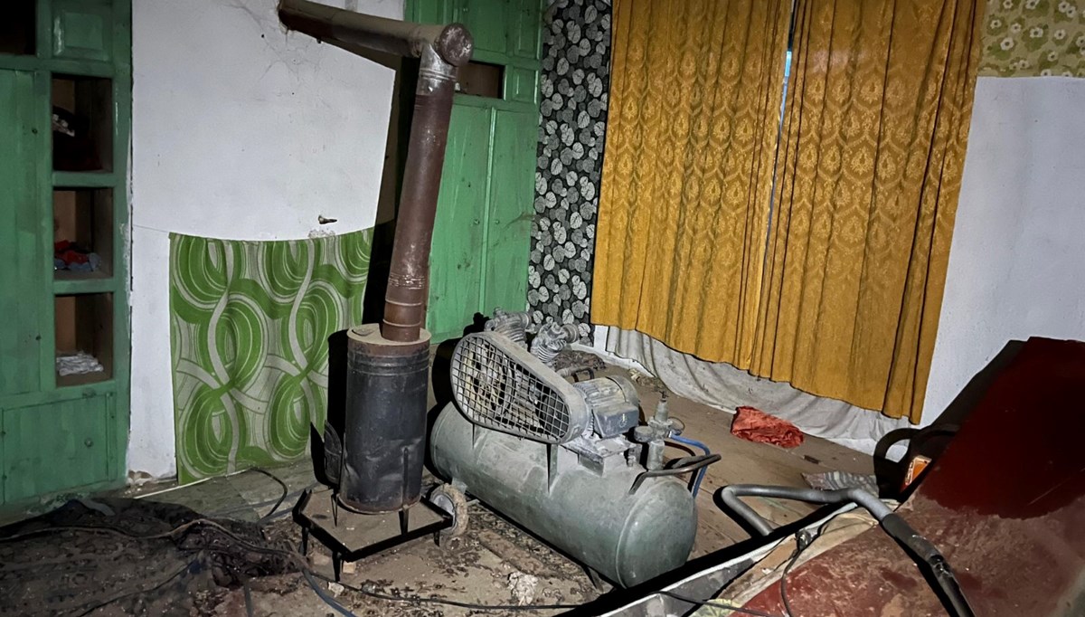 Kaçak kazı şüphelileri suçüstü yakalandı: Binanın altına tünel inşa edip, elektrik hattı döşemişler Kaçak kazı şüphelileri suçüstü yakalandı: Binanın altına tünel inşa edip, elektrik hattı döşemişler