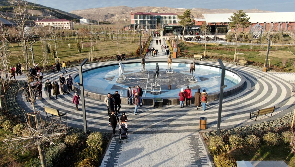 Hamidiye Kültür Parkı ziyaretçi akınına uğruyor Hamidiye Kültür Parkı ziyaretçi akınına uğruyor