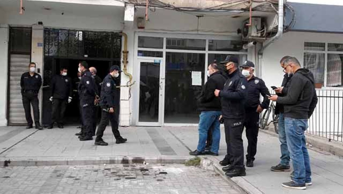 Annesini öldürüp, babasını bıçakladıktan sonra intihar etti