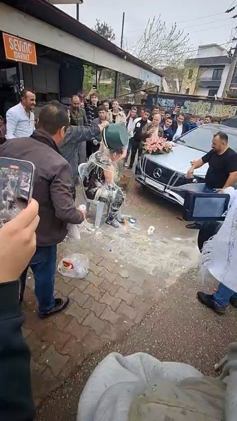 Sandalyeye Bağlı Gelin Damat Kabusu: Ketçaplı, Mayonezli, Yumurtalı Azap! 75 CtWP1lozF0aSvJeMm31XqA