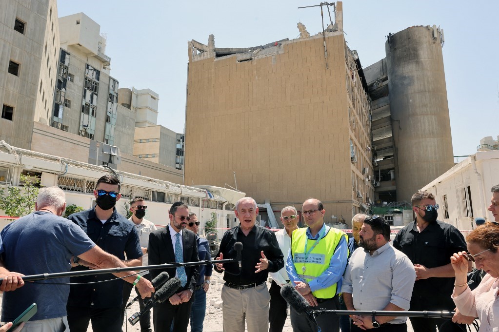 Netanyahu İran'ın hedef aldığı Berşeva kentini ziyaret etti.