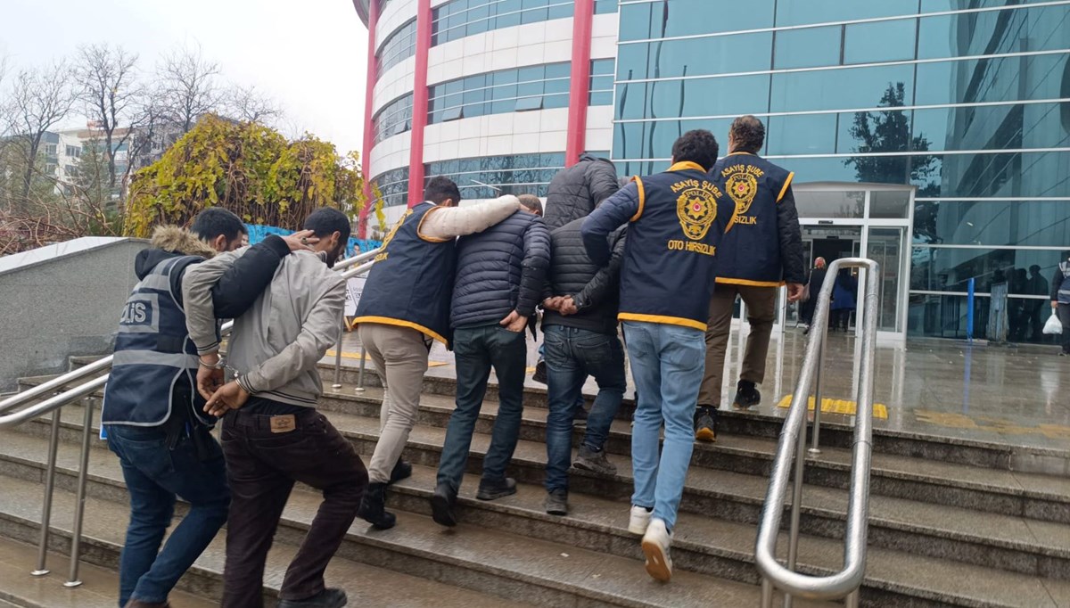 Adıyaman'da hasarlı binalardan kombi hırsızlığına 5 gözaltı Adıyaman'da hasarlı binalardan kombi hırsızlığına 5 gözaltı