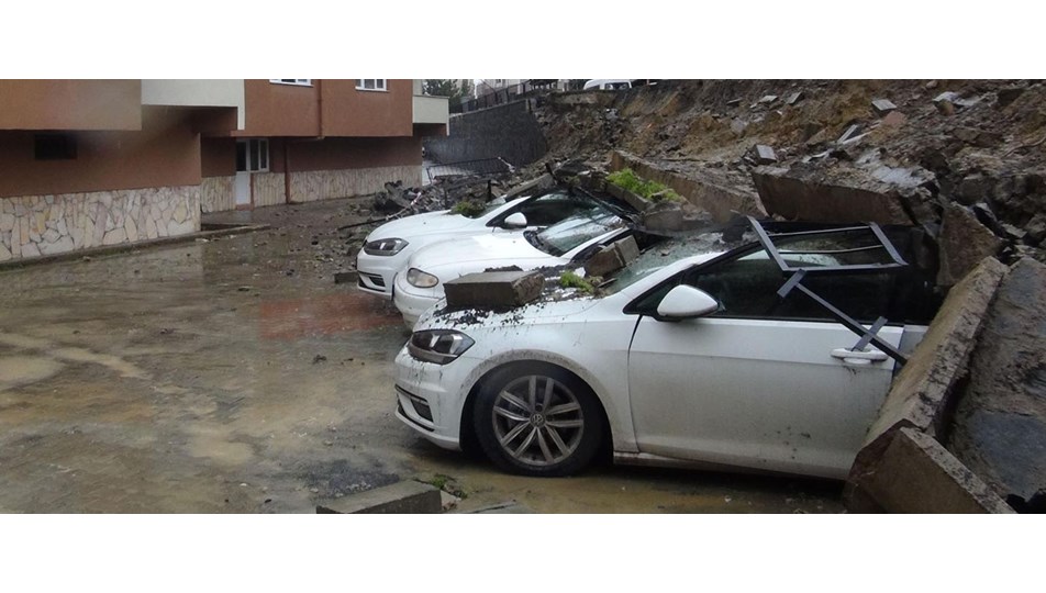 Tekirdağ'da sitenin istinat duvarı çöktü