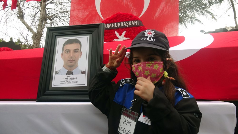 Zeynep Sena, Gara şehidi babası Sedat Yabalak'ı asker selamıyla uğurladı - 3